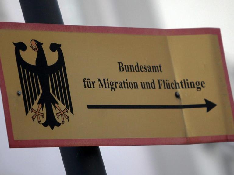 Ein Hinweisschild für das "Bundesamt für Migration und Flüchtlinge"