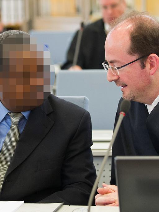 Prozessauftakt im Düsseldorfer Oberlandesgericht: Dem Angeklagten Jean Bosco U. (l.) wird vorgeworfen, Mitglied der terroristischen Vereinigung Forces Démocratiques de Libération du Rwanda (FDLR) zu sein.