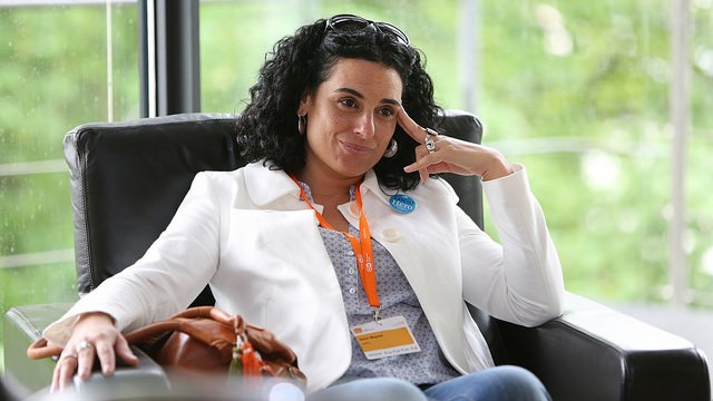 Die ägyptische Moderatorin und Journalistin Reem Maged, auf einem Sessel sitzend, den Kopf auf eine Hand gestützt.