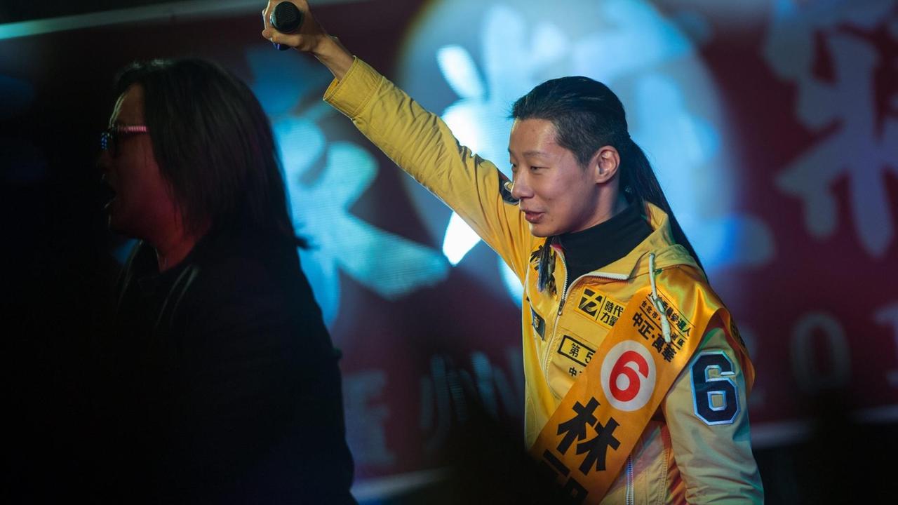 Taiwans Heavy-Metal-Star und Parlaments-Abgeordneter Freddy Lim bei einer Wahlkundgebung im Januar 2016.