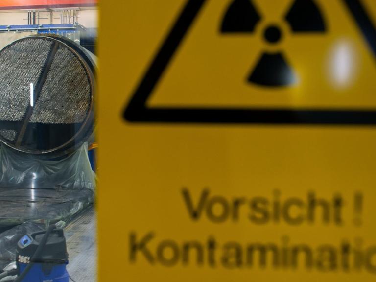 Mitarbeiter des Zwischenlager Nord zerlegen im Zwischenlager Lubmin einen Dampferzeuger aus dem stillgelegten Atomkraftwerk Obrigheim.