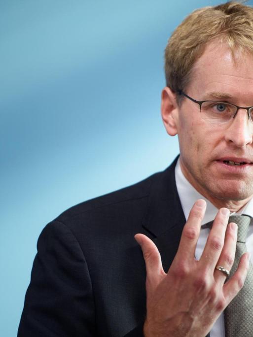 Daniel Günther (CDU), Ministerpräsident Schleswig-Holstein, nimmt an einer Pressekonferenz im Landeshaus Kiel zu den geplanten Maßnahmen gegen die Coronakrise für Schleswig-Holstein teil.