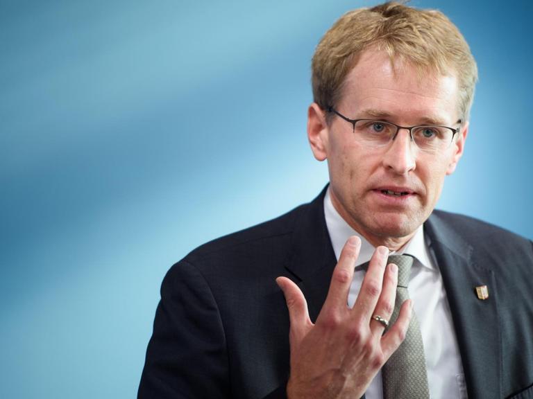 Daniel Günther (CDU), Ministerpräsident Schleswig-Holstein, nimmt an einer Pressekonferenz im Landeshaus Kiel zu den geplanten Maßnahmen gegen die Coronakrise für Schleswig-Holstein teil.