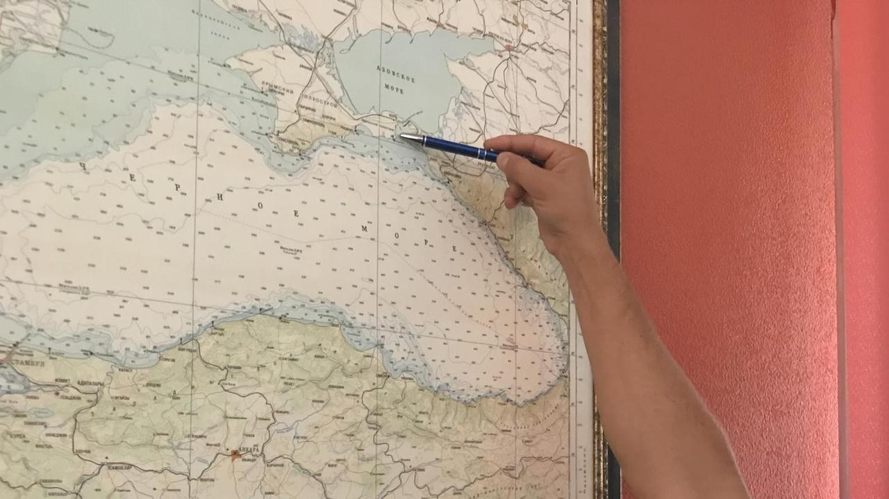 Anton Schapran zeigt mit einem Stift auf eine Landkarte
