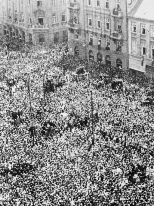 09.05.1945: Eine Menschenmenge feiert in der kroatischen Hauptstadt Zadar das Ende des Zweiten Weltkrieges.