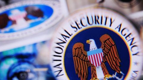 ILLUSTRATION - Durch eine Lupe ist am 16.01.2014 in Berlin das Logo des US-Geheimdienstes National Security Agency (NSA) auf einem Monitor zu sehen. US-Präsident Obama stellt am 17. Januar 2014 seine Reformen für den Geheimdienst NSA vor. Foto: Nicolas Armer/dpa