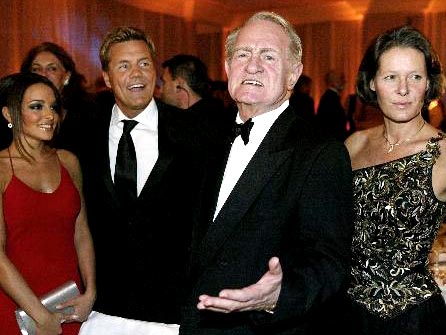 Bundespräsident Johannes Rau und seine Frau Christina begrüssen den Musiker Dieter Bohlen und seine Begleiterin Estefania Küster vor Beginn des Bundespresseballs in Berlin Bundespräsident Johannes Rau und seine Frau Christina begrüssen den Musiker Dieter Bohlen und seine Begleiterin Estefania Küster vor Beginn des Bundespresseballs in Berlin