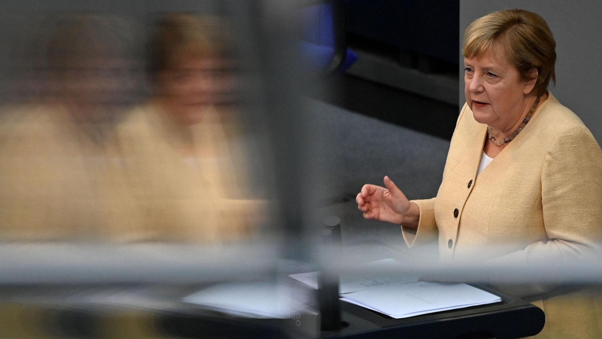 Bundeskanzlerin Angela Merkel spricht im Deutschen Bundestag.
