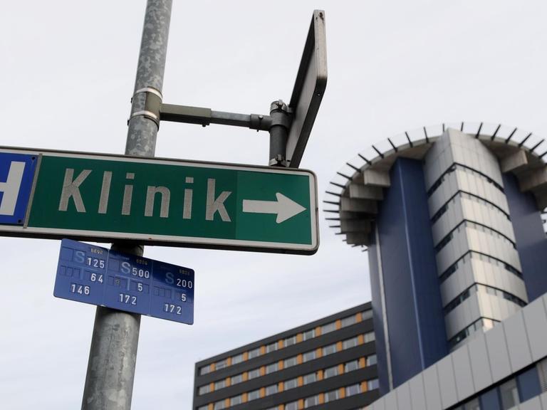 Ein Schild mit der Aufschrift "Klinik", aufgenommen am Samstag (18.02.2012) in Innsbruck in Österreich vor der Universitätsklinik für Allgemeine und Chirurgische Intensivmedizin, die im Hintergrund zu sehen ist.