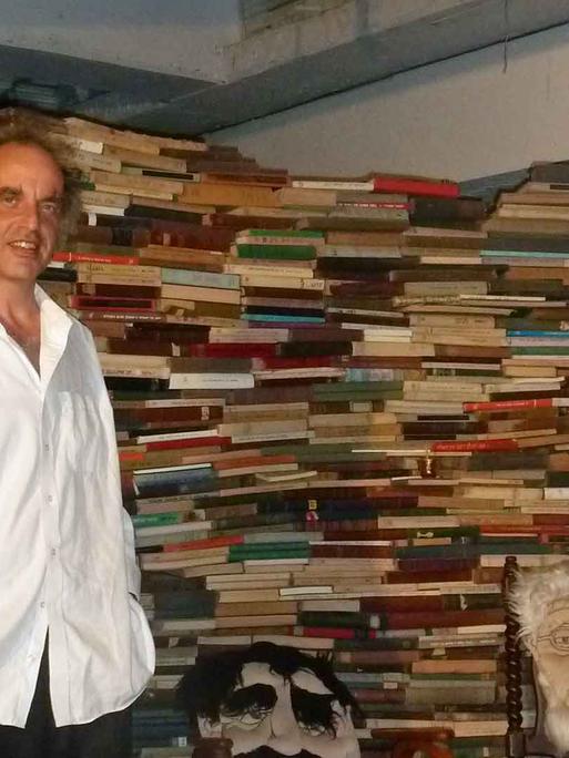 Mendy Cahan vor einer Wand aus jiddischen Büchern in seinem "Yung Yiddish Book Museum".