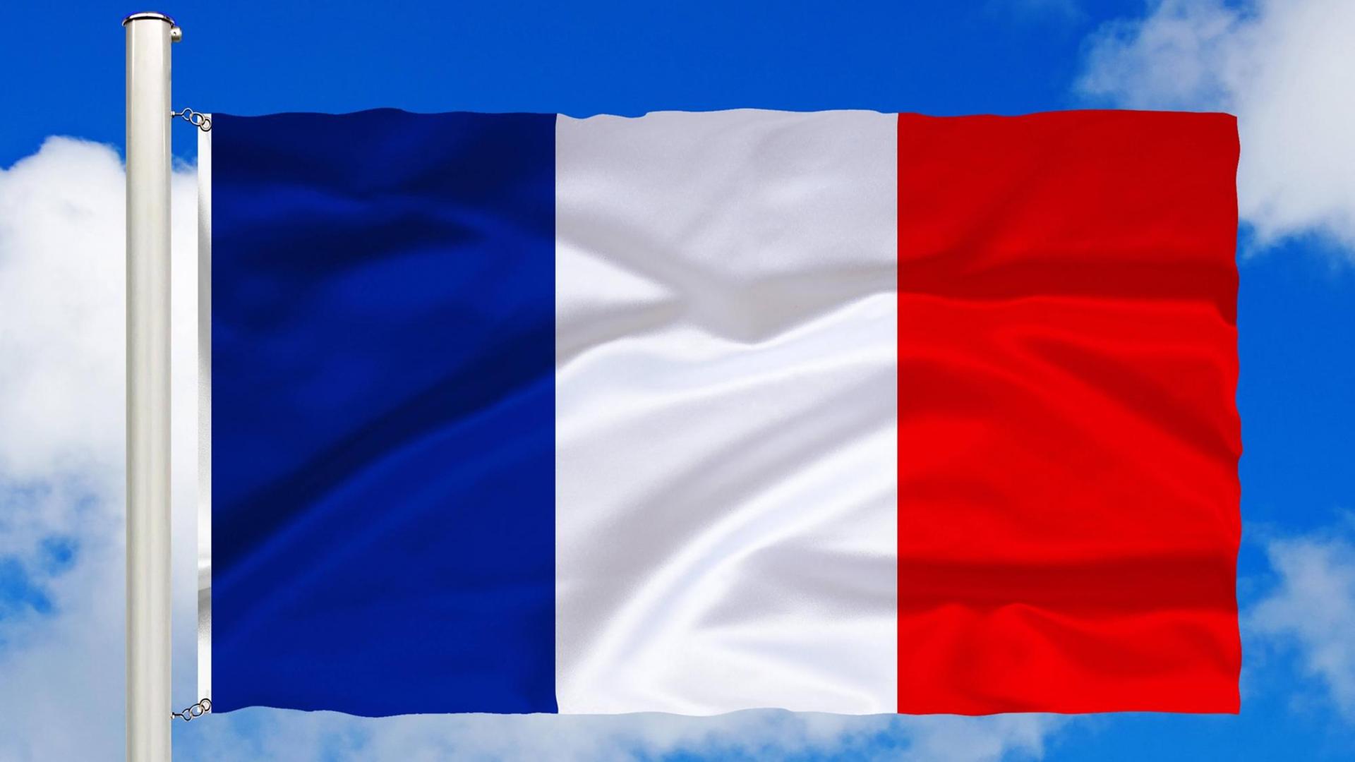 Wehende Fahne von Frankreich vor blauem Wolkenhimmel Wehende Fahne von Frankreich vor blauem Wolkenhimmel
