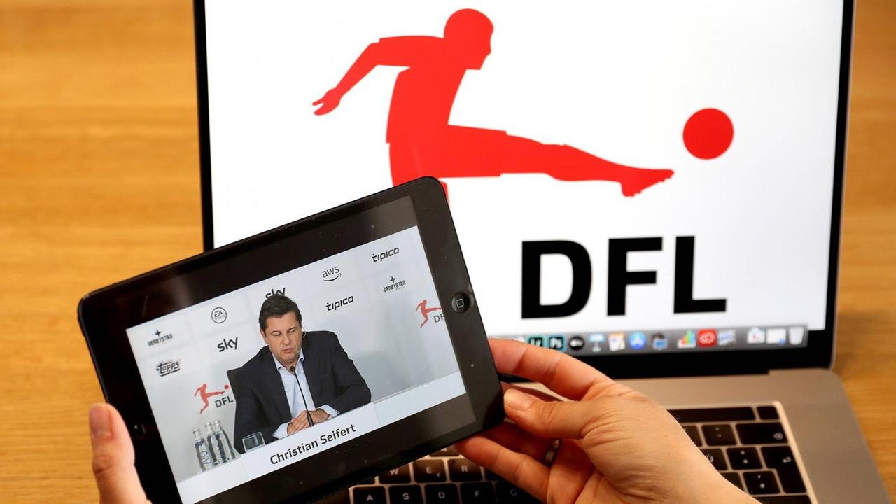 Fußball - DFL Pressekonferenz am 23.04.2020 Ein Laptop mit dem Logo der DFL Deutsche Fußball Liga GmbH und den Livestream der Pressekonferenz der DFL mit Christian Seifert als Geschäftsführer der DFL Deutsche Fußball Liga GmbH. *** Football DFL press conference on 23 04 2020 A laptop with the logo of the DFL Deutsche Fußball Liga GmbH and the livestream of the DFL press conference with Christian S Fußball - DFL Pressekonferenz am 23.04.2020 Ein Laptop mit dem Logo der DFL Deutsche Fußball Liga GmbH und den Livestream der Pressekonferenz der DFL mit Christian Seifert als Geschäftsführer der DFL Deutsche Fußball Liga GmbH. *** Football DFL press conference on 23 04 2020 A laptop with the logo of the DFL Deutsche Fußball Liga GmbH and the livestream of the DFL press conference with Christian S