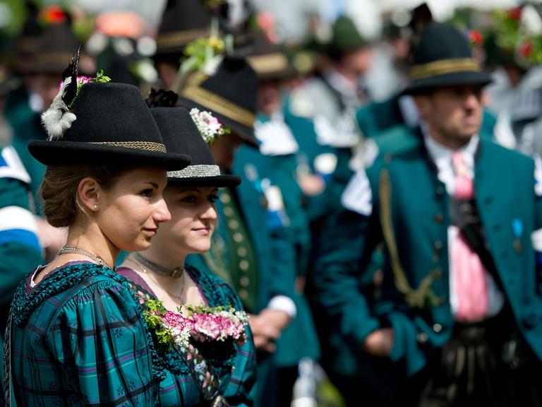 Eine Gruppe Gebirgsschützen nimmt am Patronatstag der bayerischen Gebirgsschützen am 04.05.2014 in Miesbach (Bayern) am Festzug teil.
