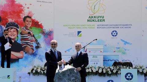 Der türkische Energieminister Taner Yildiz (l) Sergey Kiriyenko, Leiter der Föderalen Agentur für Atomenergie Russlands, bei der Grundsteinlegung für das erste türkische Atomkraftwerk in Akkuyu am 14. April 2015.