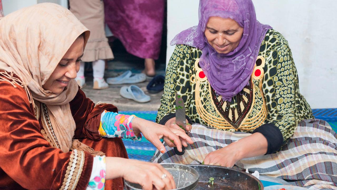 Muslimische Frauen bereiten Essen für das Fest vor (Bild: Robert Fishman/ecomedia) Muslimische Frauen bereiten Essen für das Fest vor (Bild: Robert Fishman/ecomedia)