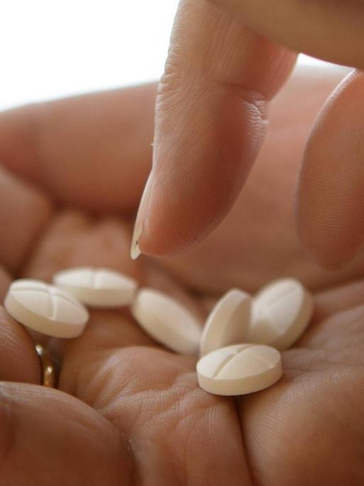 Eine Frau nimmt Tabletten.