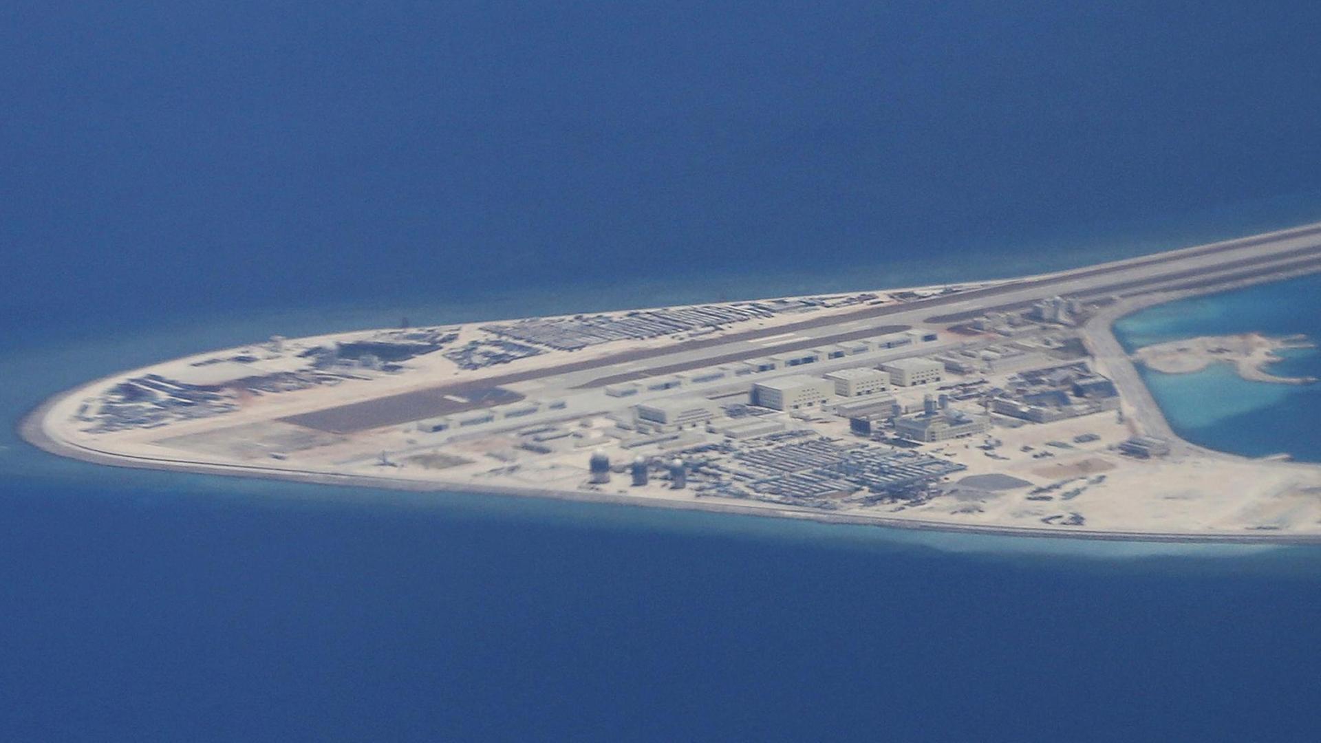 Eine Insel im Südchinesischen Meer aus der Luft aufgenommen. Eine Insel im Südchinesischen Meer aus der Luft aufgenommen.