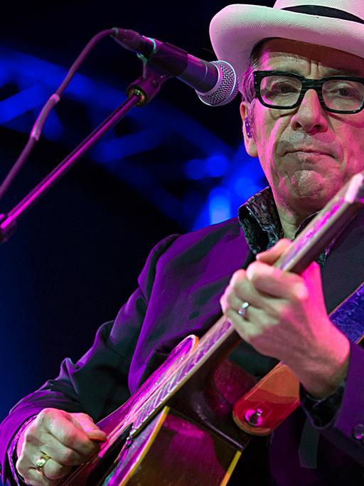 Der britische Musiker Elvis Costello bei einem Konzert in Basel im Oktober 2014.