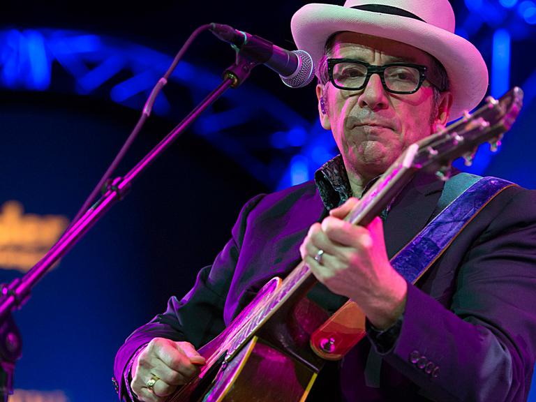 Der britische Musiker Elvis Costello bei einem Konzert in Basel im Oktober 2014.