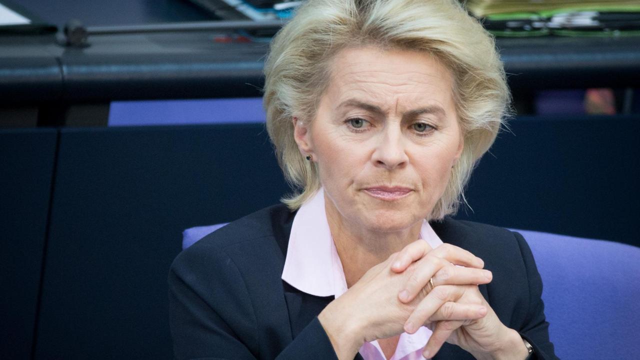 Ursula von der Leyen mit ernstem Blick bei einer Bundestags-Sitzung.