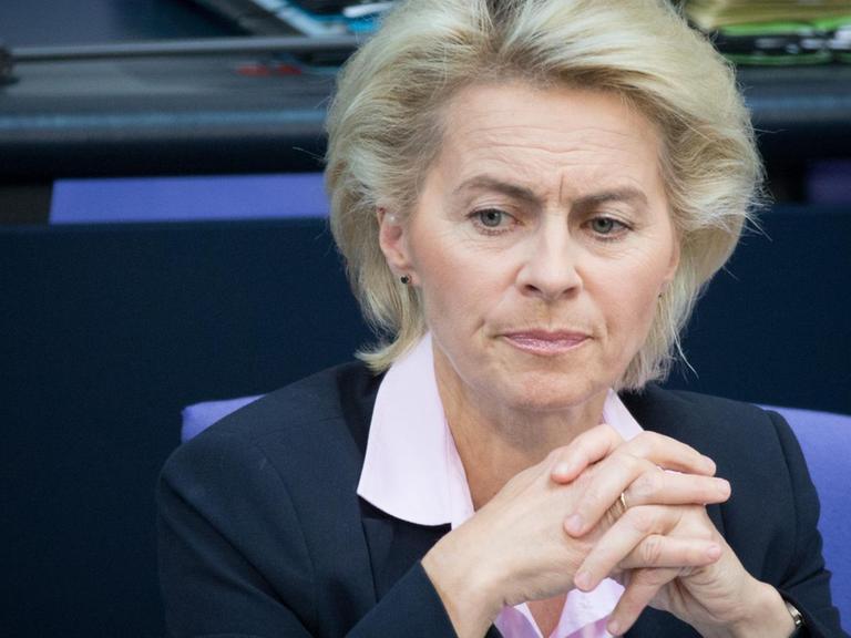 Bundesverteidigungsministerin Ursula von der Leyen (CDU) nimmt am 09.09.2015 an der Sitzung des Bundestags in Berlin teil. Sie blickt sehr ernst.