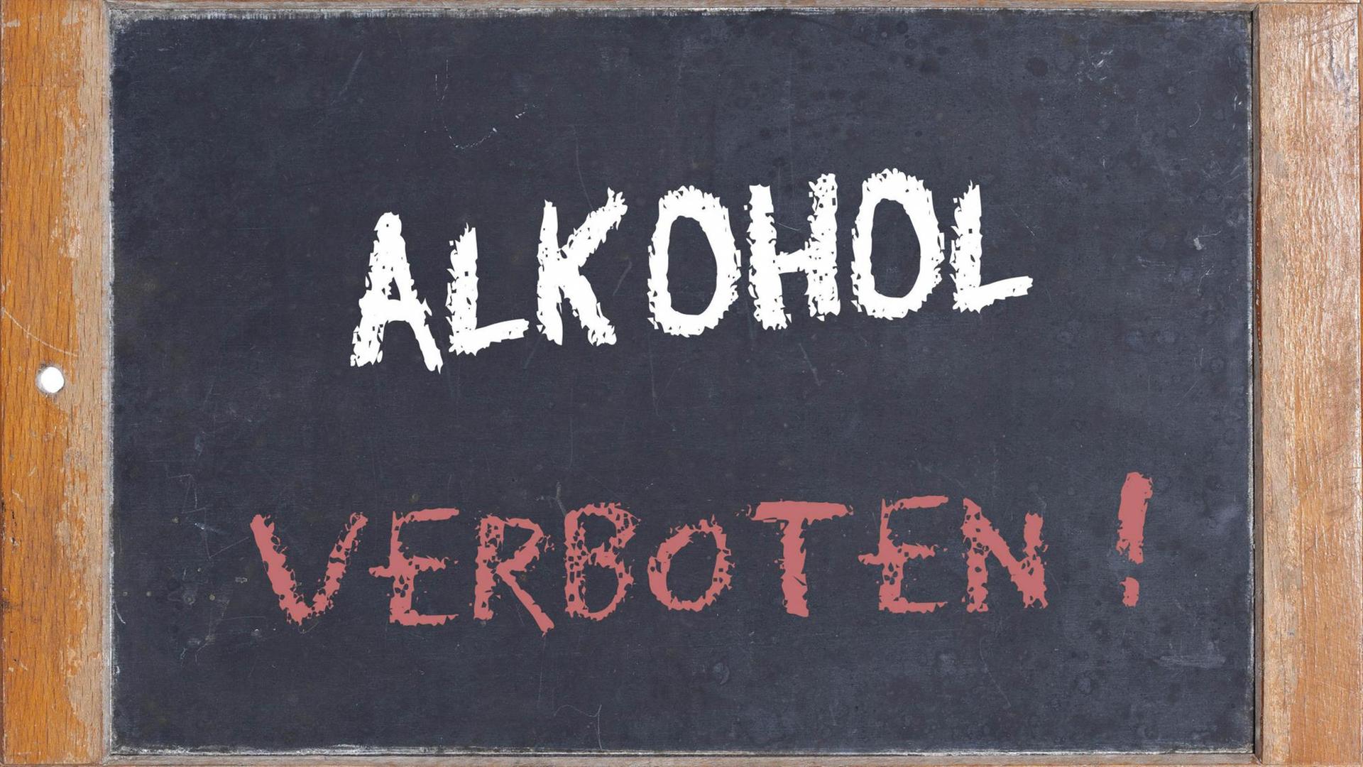 Alte Schultafel mit Aufschrift "Alkohol verboten!"