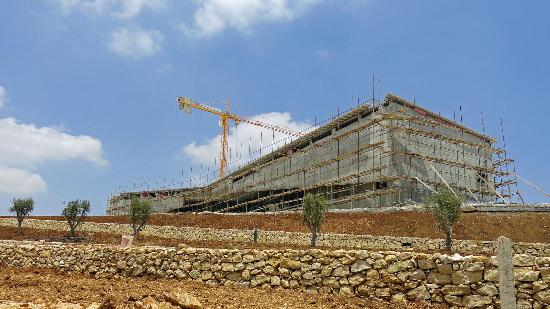 Das undatierte Handout des Palestinian Museum Ramallah zeigt die Baustelle des künftigen Museums für Kunst und Geschichte. Das bisher größte Museum seiner Art soll im Mai 2016 im Westjordanland eröffnet werden.