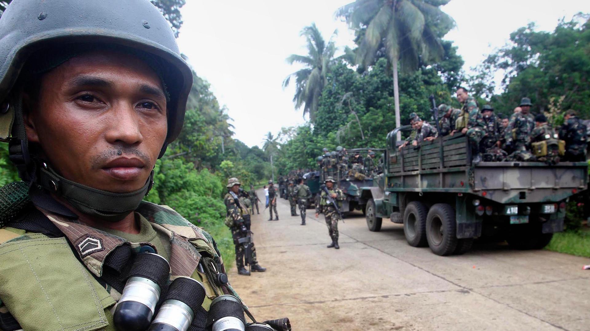 Philippinische Soldaten auf einer südlichen Insel des Landes im Kampf gegen Abu Sayyaf