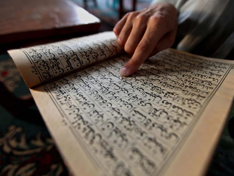 Ein pakistanischer Muslim liest den Koran während des Fastenmonats Ramadan in Peshawar.
