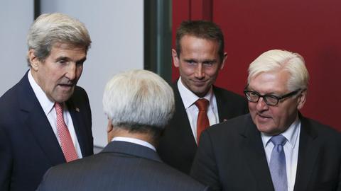 Der US-Außenminister John Kerry, der dänische Außenminister Kristian Jensen und Bundesaußenminister Frank-Walter Steinmeier unterhalten sich auf der Afghanistan-Geberkonferenz in Brüssel (v.l.).
