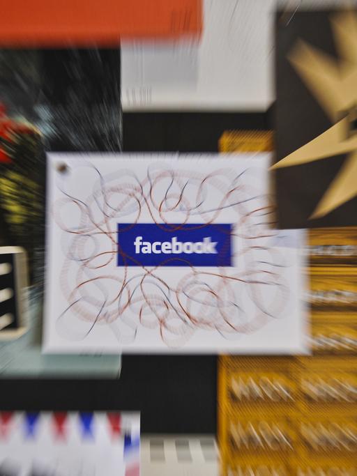 Das Logo des Sozialen Netzwerks Facebook fotografiert mit Zoomeffekt 2013 im Silicon Valley in Kalifornien, USA