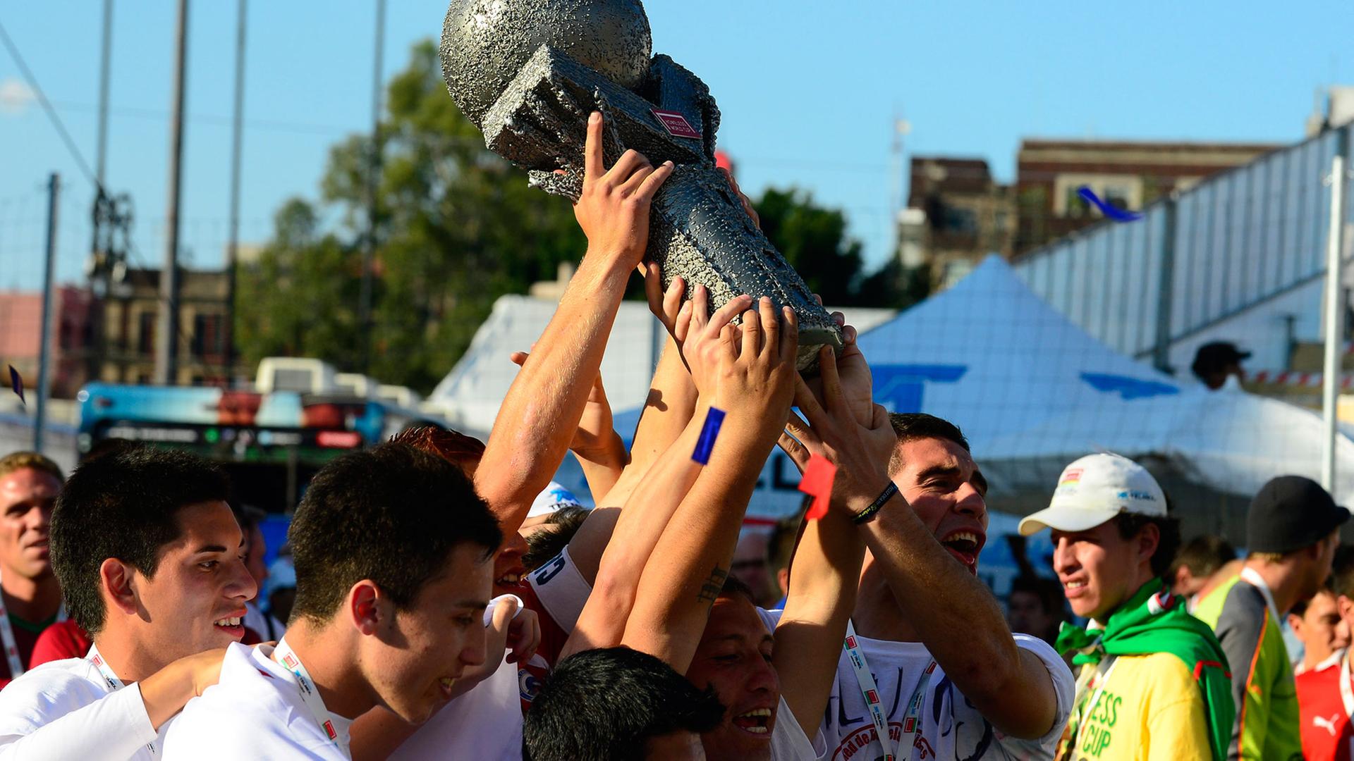 Die Spieler des chilenischen Teams feiern am 14.10.2012 in Mexiko City ihren Sieg über Mexiko im Finale des Homeless World Cup 2012 im Straßenfußball.