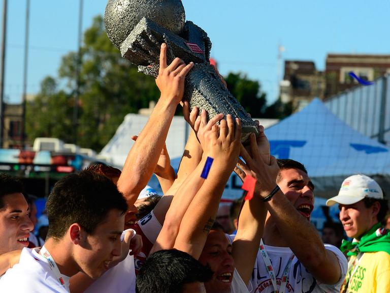 Die Spieler des chilenischen Teams feiern am 14.10.2012 in Mexiko City ihren Sieg über Mexiko im Finale des Homeless World Cup 2012 im Straßenfußball.