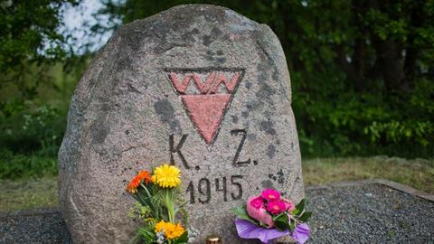 Ein Gedenkstein der Vereinigung der Verfolgten des Naziregimes (VVN) ist am 02.05.2014 an der Gedenkstätte feier anlässlich des 69. Jahrestages des KZ Wöbbelin (Mecklenburg-Vorpommern) zu sehen.
