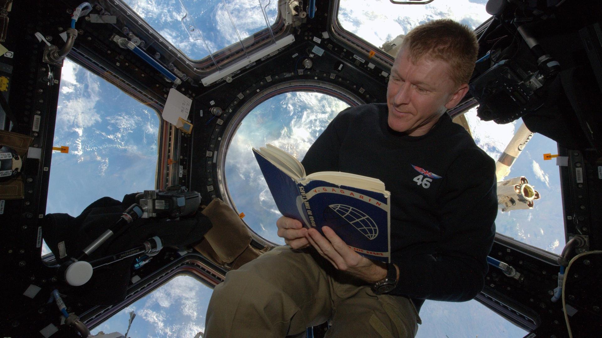Tim Peake, der erste ESA-Astronaut aus Großbritannien, in der Cupola der Internationalen Raumstation