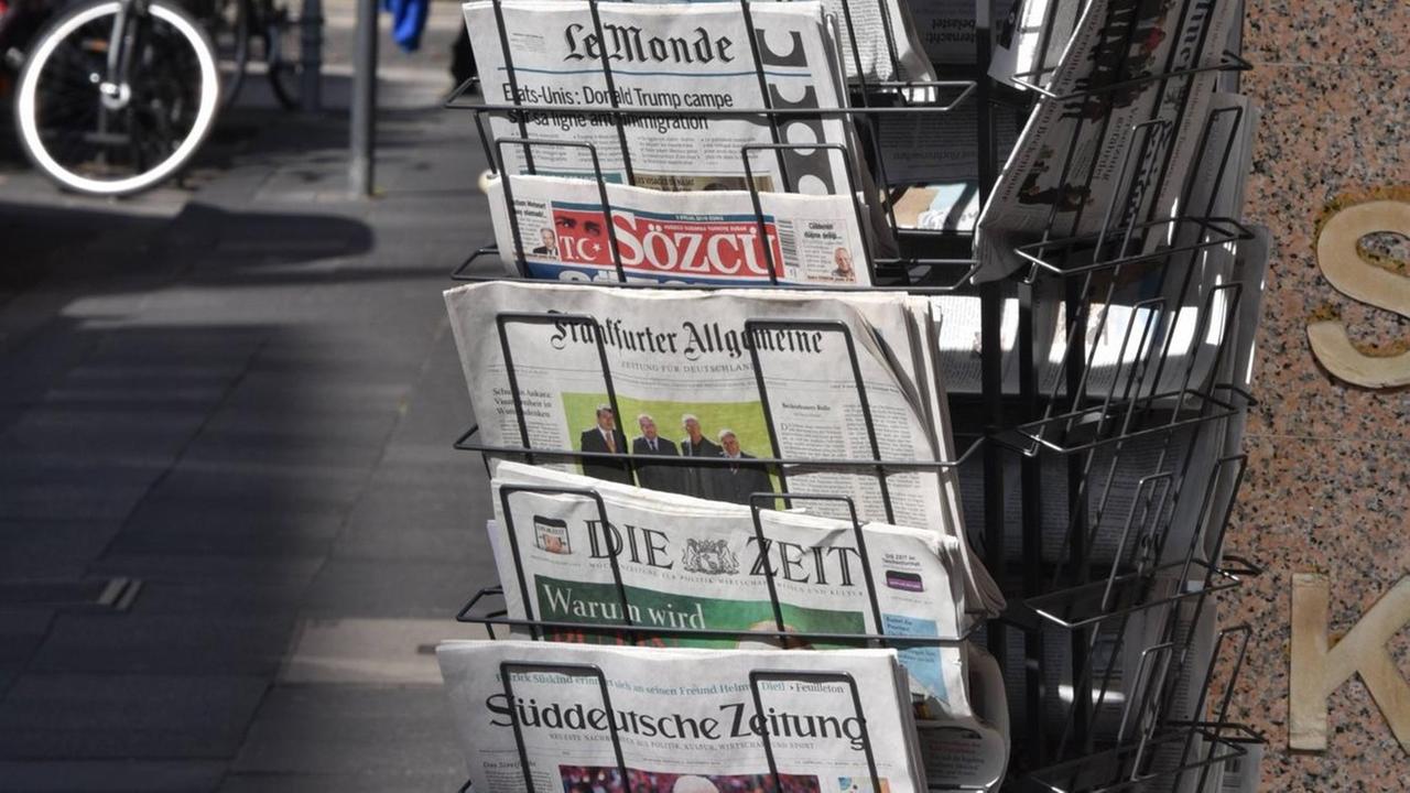 Ein Ständer mit deutschen und internationalen Zeitungen in Köln.