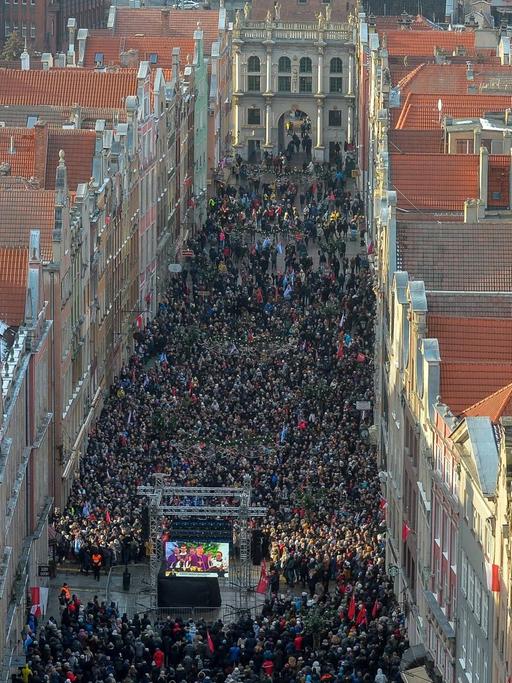 Tausende Menschen verfolgen in den Straßen von Danzig die Trauerfeier für den ermordeten Bürgermeister Pawel Adamowicz.