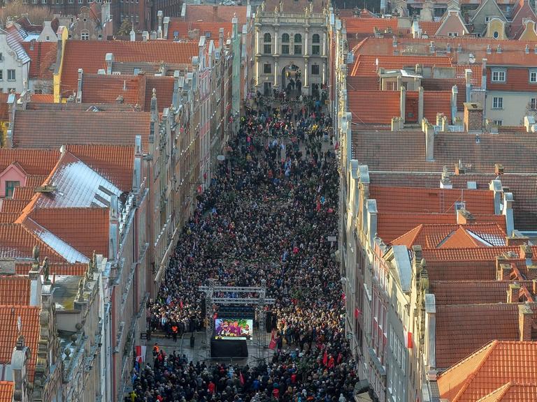 Tausende Menschen verfolgen in den Straßen von Danzig die Trauerfeier für den ermordeten Bürgermeister Pawel Adamowicz.