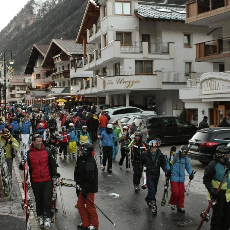 Skifahrer im österreichischen Ort Ischgl