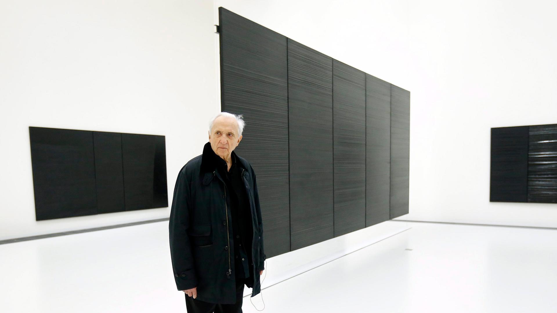Der Künstler Pierre Soulages posiert vor seinen Werken im neuen Museum in Rodez.