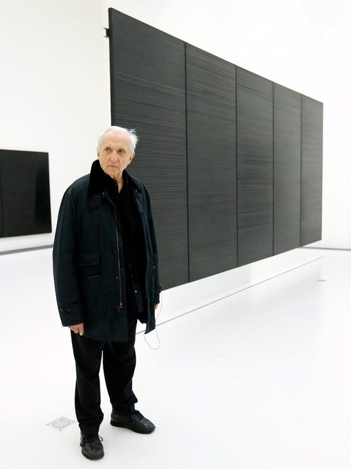 Der Künstler Pierre Soulages posiert vor seinen Werken im neuen Museum in Rodez.