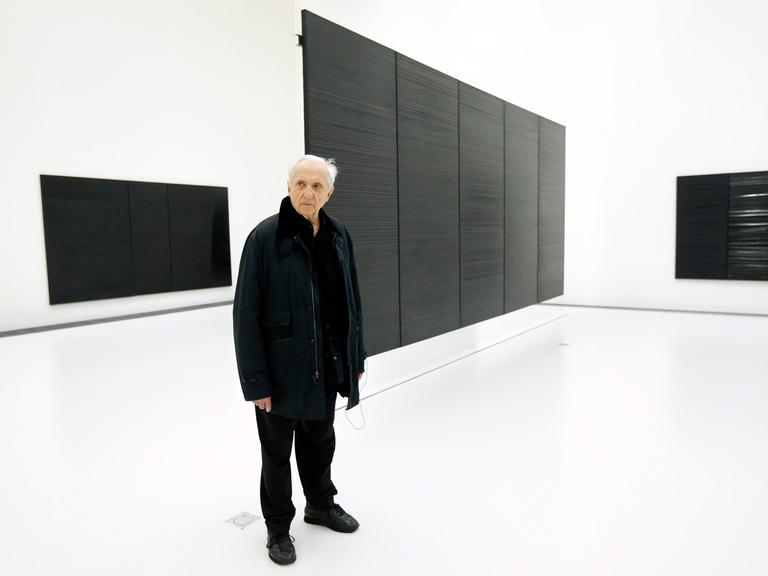 Der Künstler Pierre Soulages posiert vor seinen Werken im neuen Museum in Rodez.