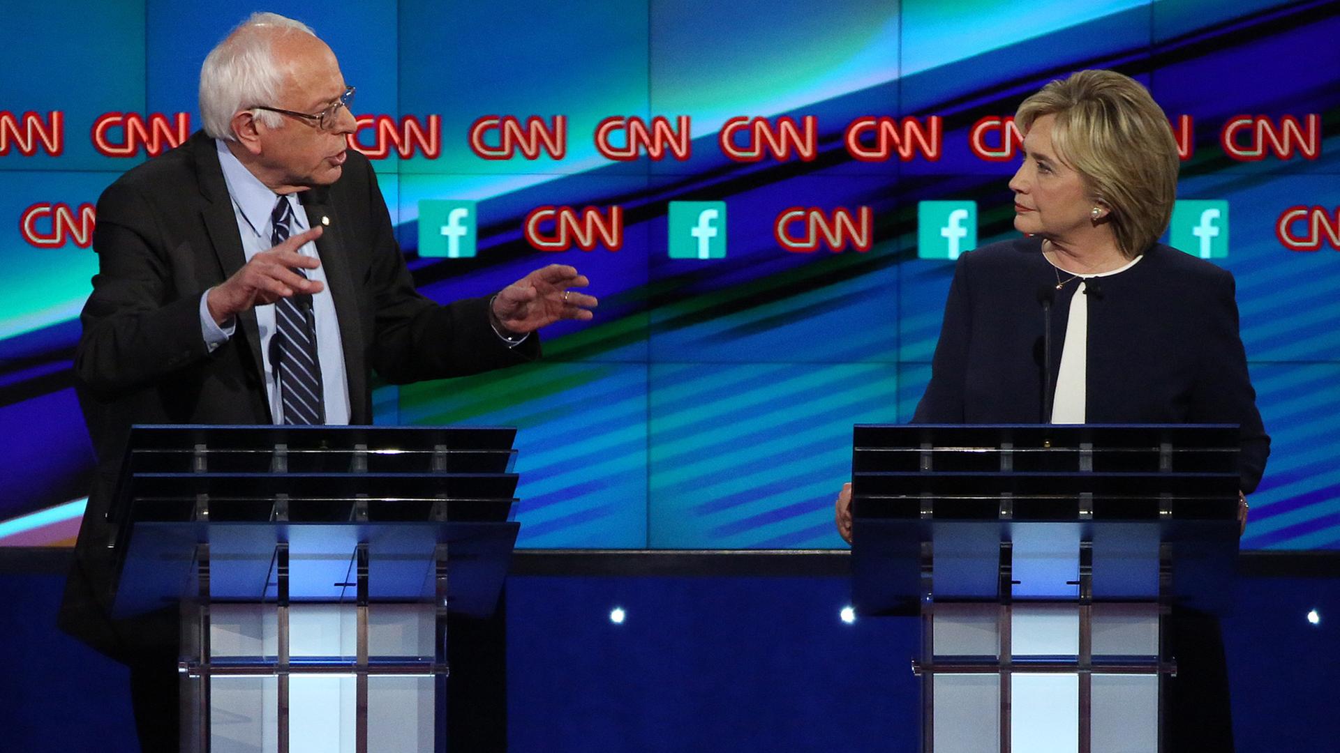 Die demokratischen Präsidentschaftsbewerber Bernie Sanders und Hillary Clinton bei der TV-Debatte in Las Vegas