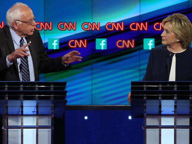 Die demokratischen Präsidentschaftsbewerber Bernie Sanders und Hillary Clinton bei der TV-Debatte in Las Vegas