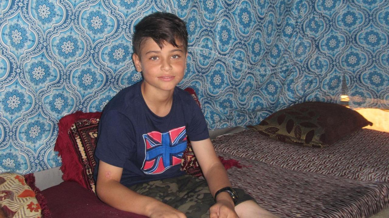 Thomas erholt sich von drei Jahren IS-Gefangenschaft. Er lächelt in die Kamera, die äußerlichen Wunden sind verheilt.