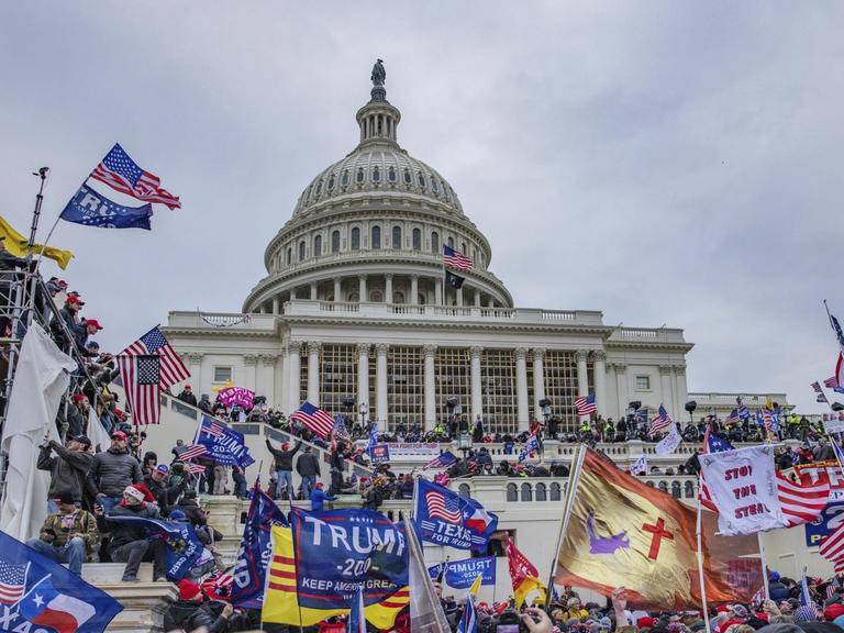 Trump-Anhänger, mit wehenden US-Fahnen, vor dem Kapitol in Washington.