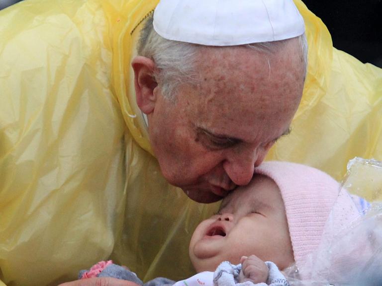 Papst Franziskus küsst ein Baby bei seinem Besuch auf den Philippinen