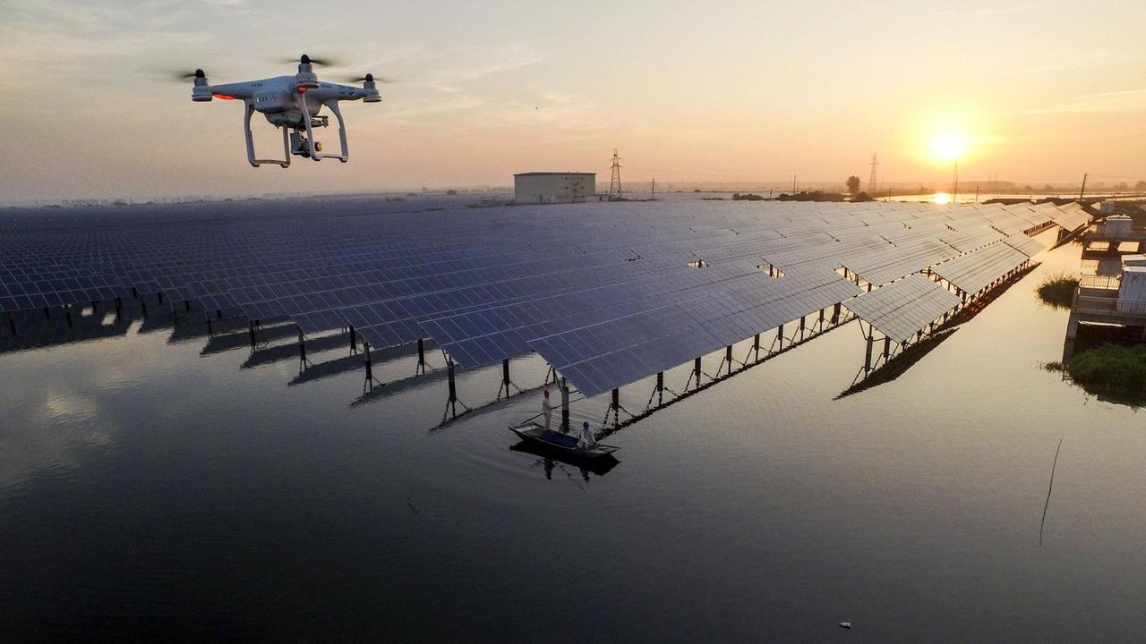 Über einer Photovoltaikanlage in Taizhou, China, schwebt eine Drohne. Mit ihr werden die Panele kontrolliert. 