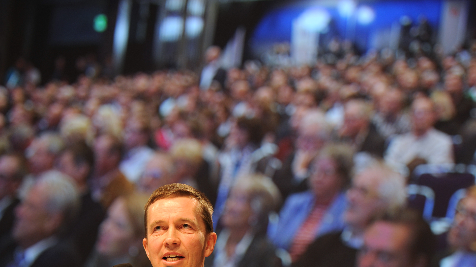 AfD-Parteigründer Bernd Lucke gibt am 31.01.2015 auf dem 3. Bundesparteitag der Alternative für Deutschland (AfD) im Musicaltheater von Bremen seine persönliche Erklärung ab. Hintergrund ist die Wahl eines einzigen Parteivorsitzenden.