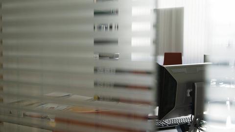 Leeres Büro durch Glasscheibe gesehen